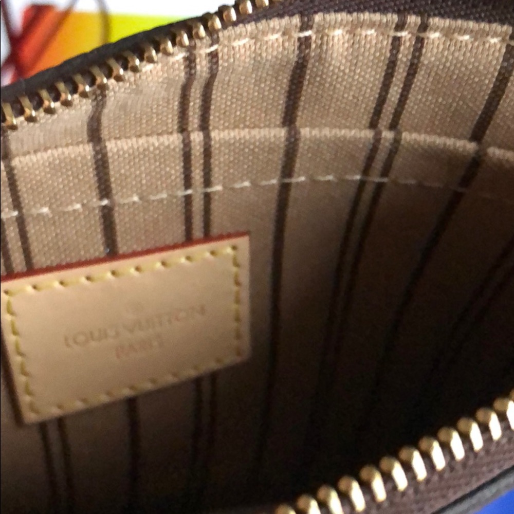 LOUIS VUITTON Monogram Clutch - Picture 4 of 7